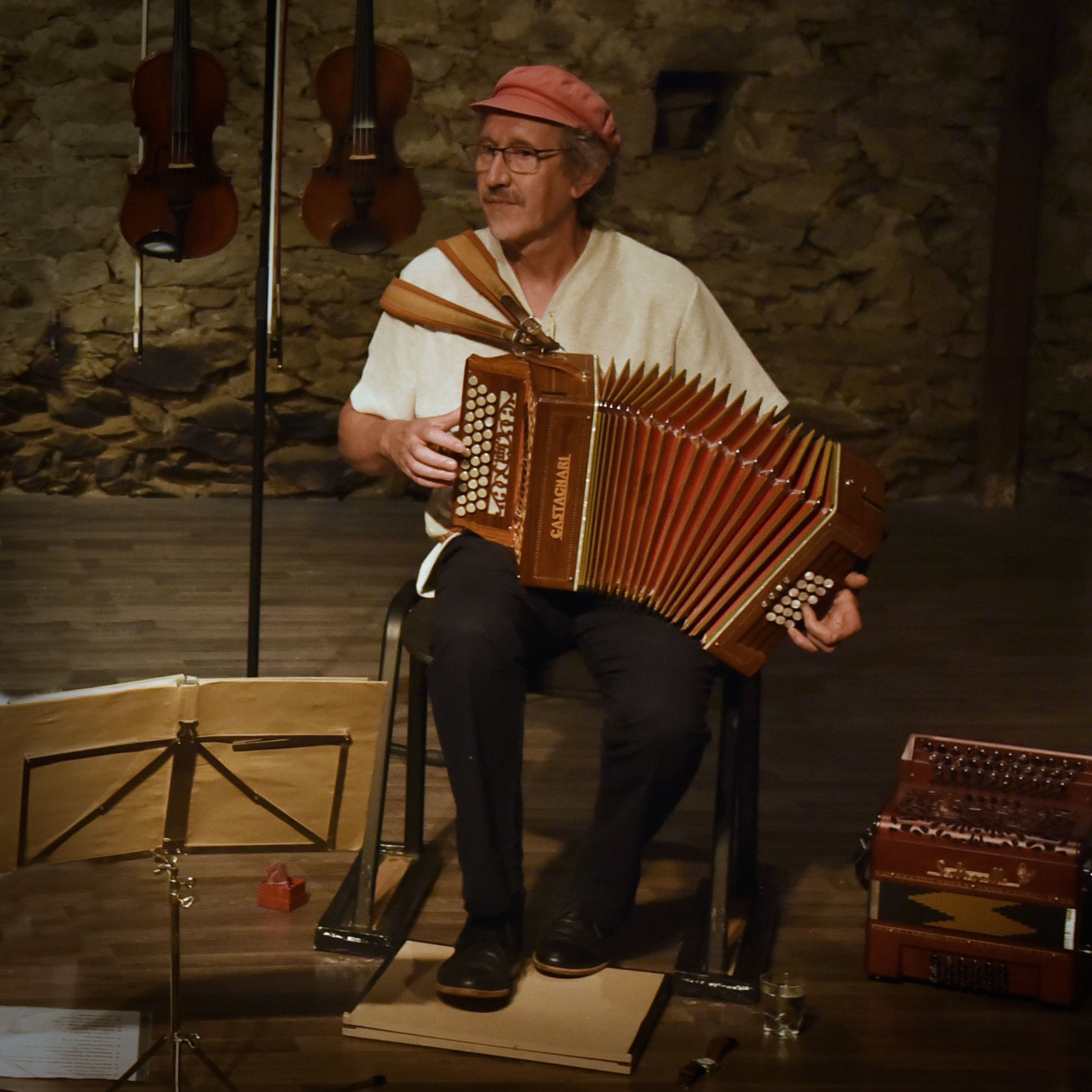Jean-Jacques Le Creurer jouant de l'accordéon diatonique sur scène