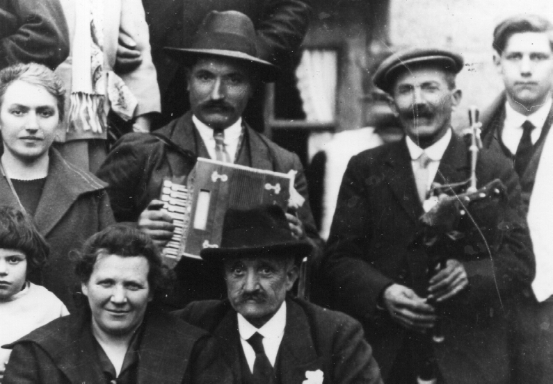 Joueur d'accordéon et de chambrette en compagnie, photo noir et blanc début du siècle dernier
