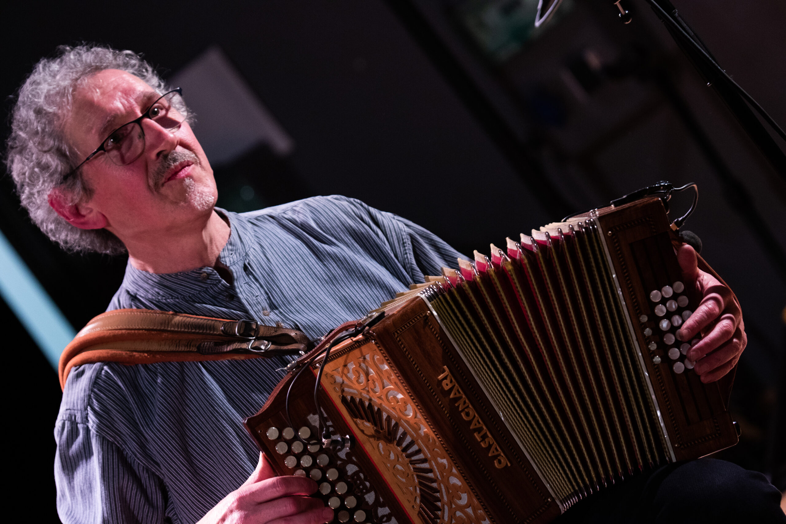 Photo de Jean-Jacques Le Creurer jouant de l'accordéon diatonique