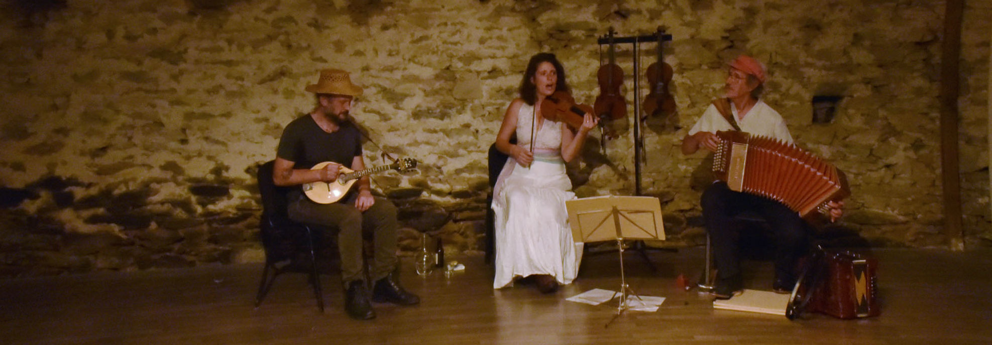 Le trio jouant dans une grange creusoise réhabilitée