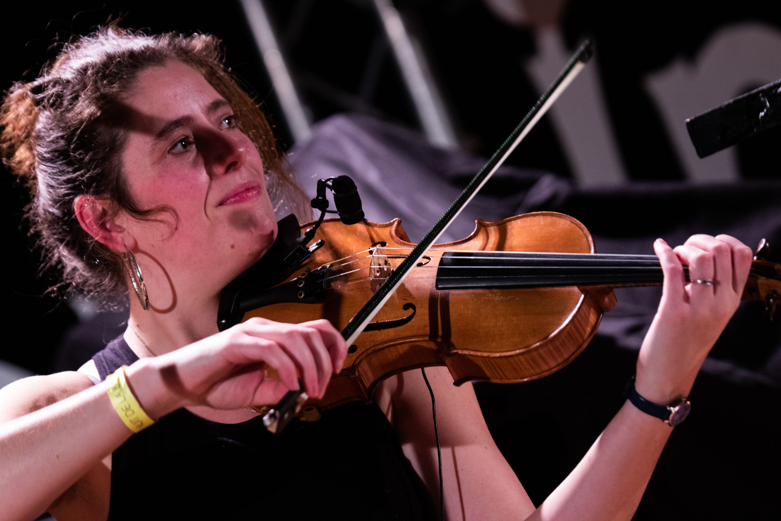 Photo de Louise Le Creurer jouant du violon trad