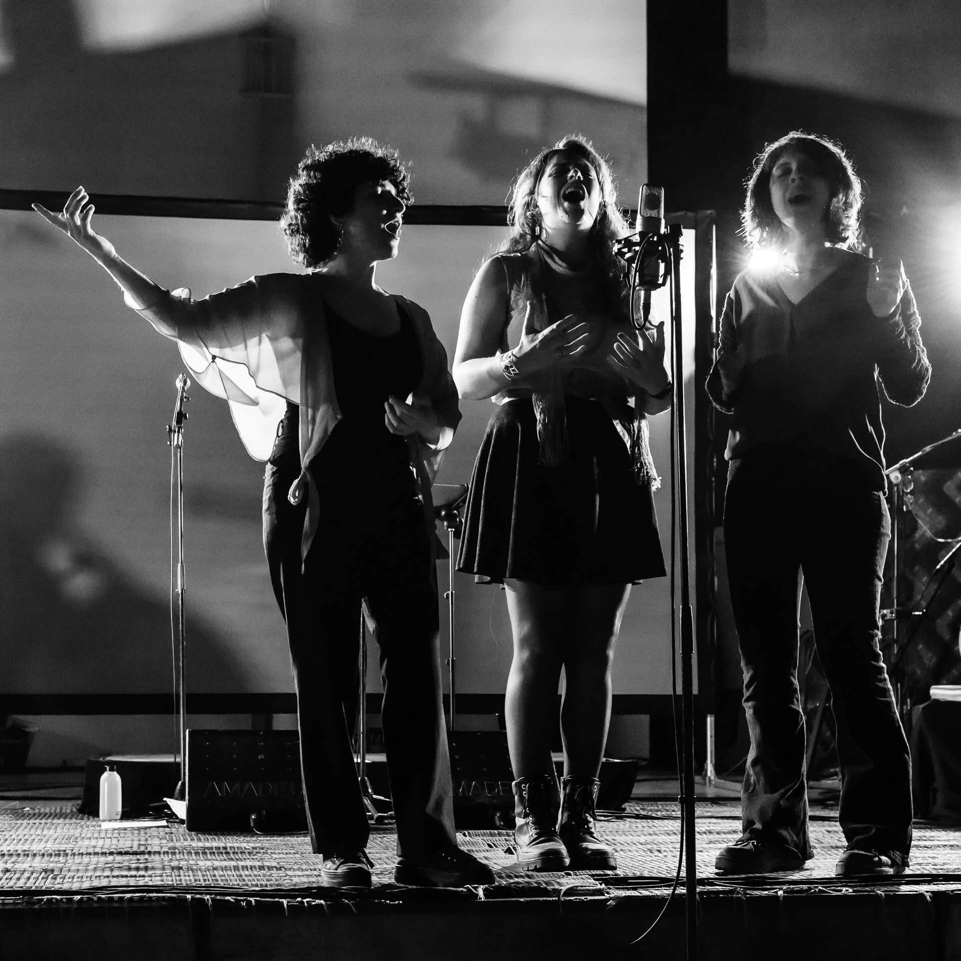 Tsan Ta, trio polyphonique de chant occitan, photo en noir et blanc sur scène